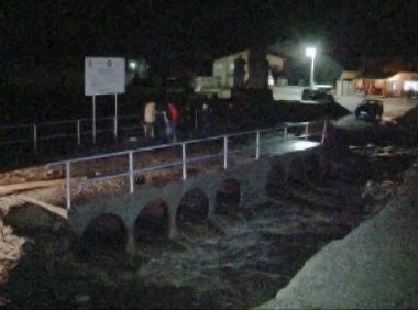 Nadošla Velika reka podelila selo 1