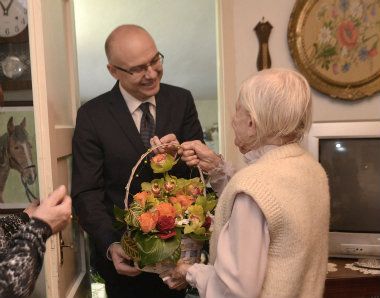 Gradonačelnik posetio najstariju Novosađanku 1