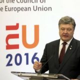 Porošenko fudbalerima poklonio lako naoružanje 8