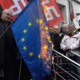 Nova predstava Šešelja, palio zastave EU i NATO 8