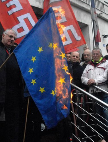 Nova predstava Šešelja, palio zastave EU i NATO 1