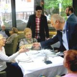 Vesić delio knjige penzionerima Vračara 3
