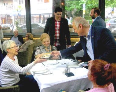 Vesić delio knjige penzionerima Vračara 1