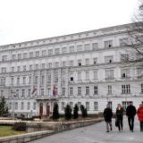 Plate manje za 2.000, penzije veće za 230 dinara 12