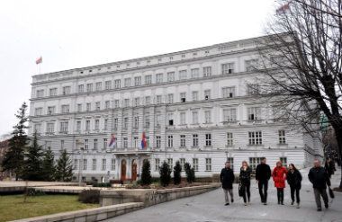 Plate manje za 2.000, penzije veće za 230 dinara 1