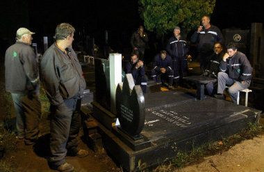 Noćni protesti radnika na groblju 1