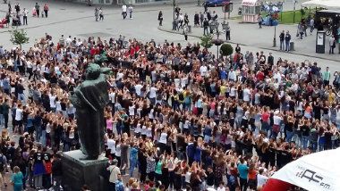 Maturanti plesali kvadril na Trgu slobode 1