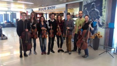 Muzički performans na beogradskom aerodromu 1