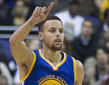 Kari prvi igrač koji je ikada jednoglasno proglašen za MVP 1