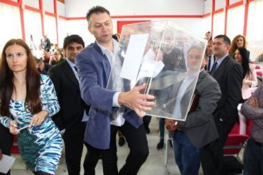 Naprednjaci bacili kutiju za glasanje 1