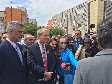 Tači na čelu prve Parade ponosa na Kosovu 1