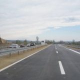 Umesto novih radova, izgrađeni deo saobraćajnice zarasta u korov 9