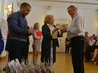 Apel mladima da daju krv 1