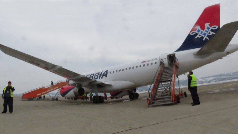 Er Srbija: Avion sleteo uz poteškoće 1