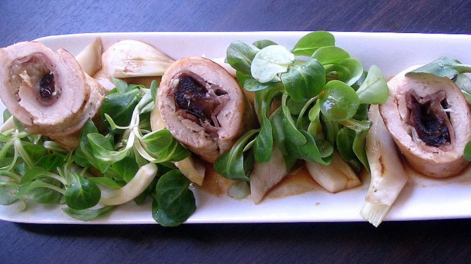 Recept nedelje: Rolovana piletina sa karamelizovanim lukom 3 Serviranje rolovane piletine/Foto:Vitki gurman