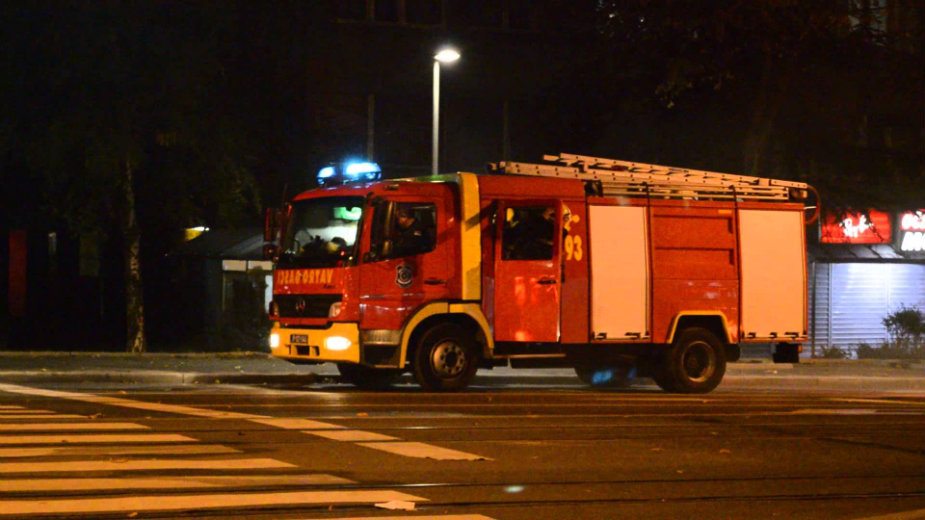 Novi Beograd: Vatrogasci spasili bračni par iz stana zahvaćenog požarom 1