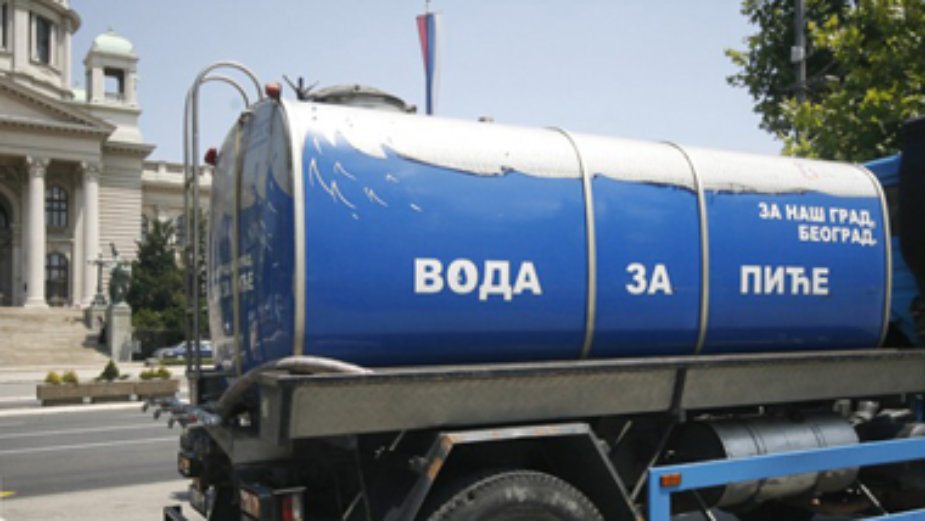 Cisterne sa vodom u centru grada 1 Cisterne sa vodom u centru grada 1