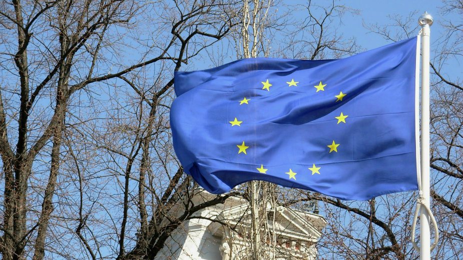 Sa ambasade Hrvatske u BiH vandali skinuli zastavu EU 1