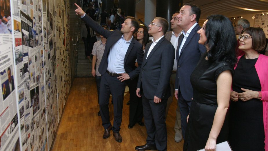 Vučić na izložbi "Necenzurisane laži" 1