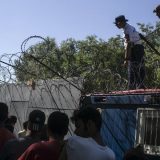 Mađari šutiraju, udaraju, vezuju i muče migrante 11