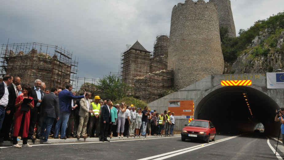 Valcer na otvaranju obilaznice oko Golubačke tvrđave 1