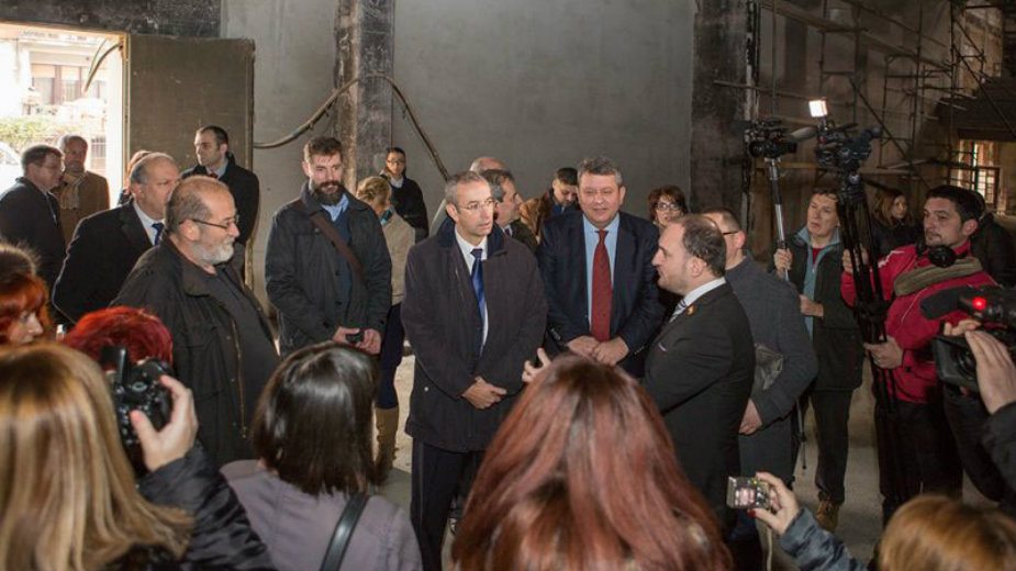 Umesto aplauza, iz nezavršenog pozorišta širi se smrad 1