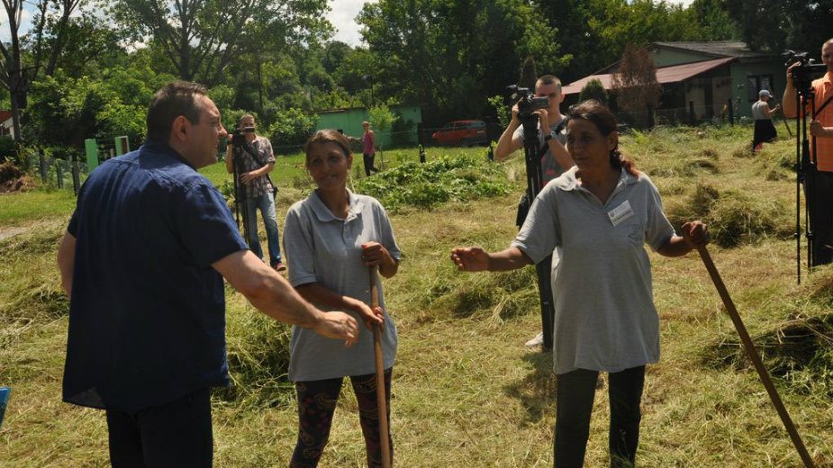 Na javnim radovima angažovano 6.900 ljudi 1 Na javnim radovima angažovano 6.900 ljudi 1