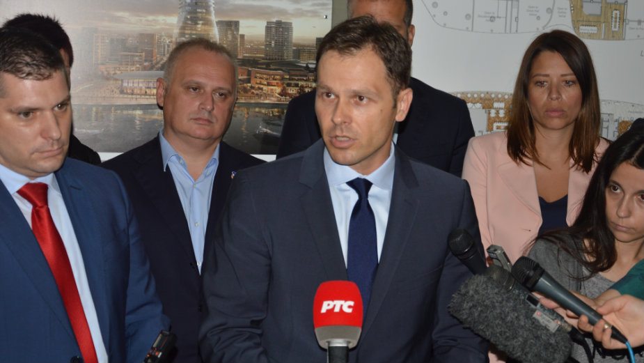 Zatražena ostavka gradonačelnika, Mali tvrdi da je napadnut 2