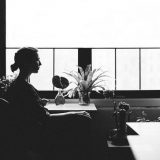 Lisa Hanigan predstavila spot za pesmu "Fall" 1