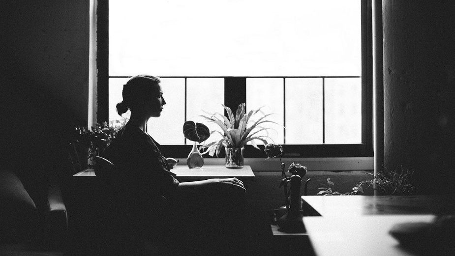 Lisa Hanigan predstavila spot za pesmu "Fall" 1