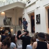 Sergej Trifunović vodi posetioce kroz izložbu Belgrade to Bowie 7