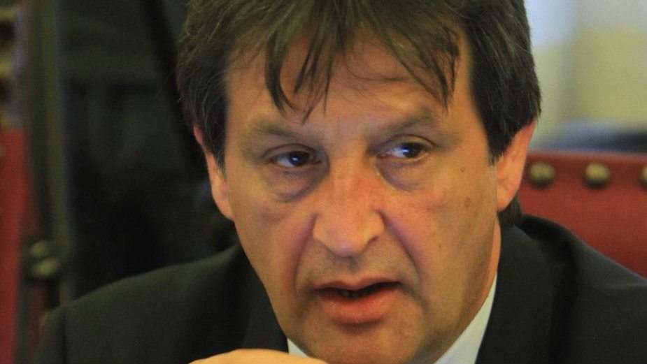 Gašić kupio 73 automobila dok je Vlada Srbije štedela 1