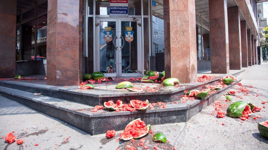 Dvesta kilograma lubenica na zgradu komunalne policije 1