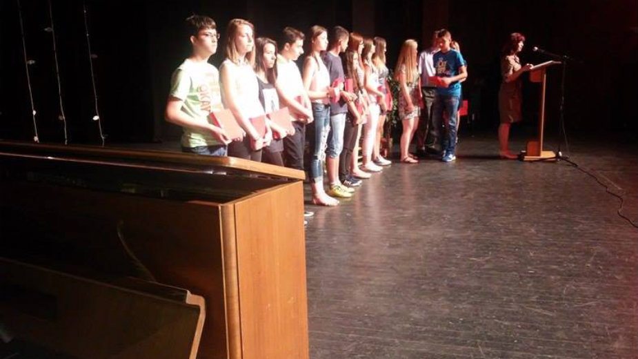 Dodeljeni srebrnjaci najboljim đacima 1 Dodeljeni srebrnjaci najboljim đacima 1