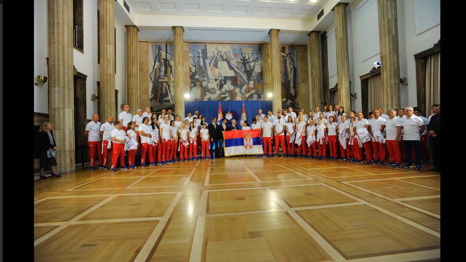 Nikolić uručio zastavu olimpijcima 1