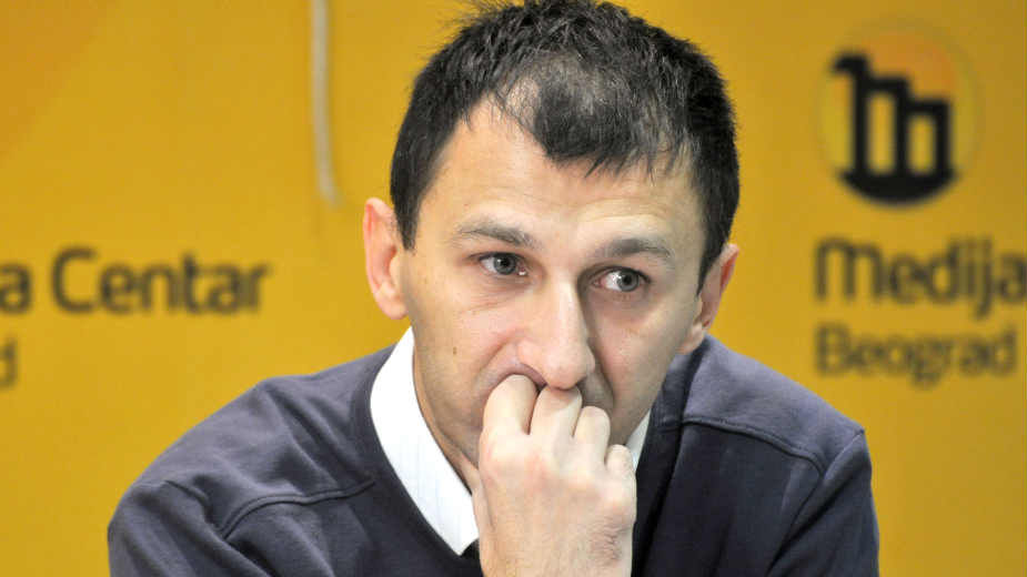 Ima nešto veštačko i neodređeno što se krije iza drama koje Vučić i naprednjaci 1