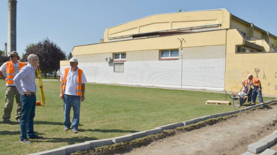 Pri kraju asfaltiranje sportskog terena 1