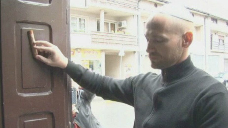 Postavljena mezuza na staroj sinagogi 1 Postavljena mezuza na staroj sinagogi 1