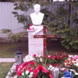 Slobodan Milošević ima spomenik 3