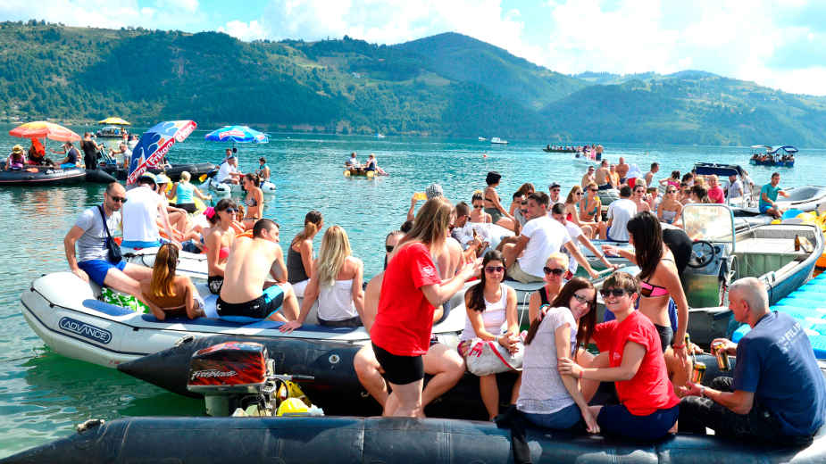 Čamcima ponovo u dve kolone 1 Čamcima ponovo u dve kolone 1