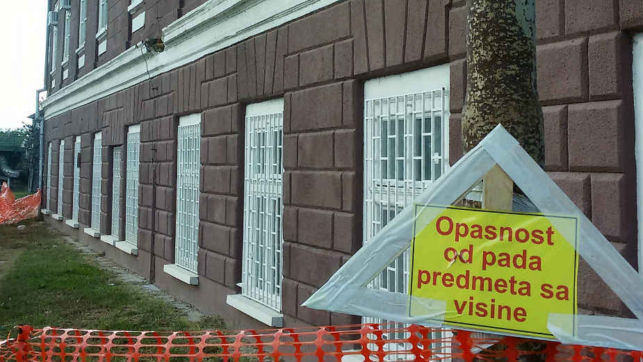 Oštećena fasada "čeka" đake 1