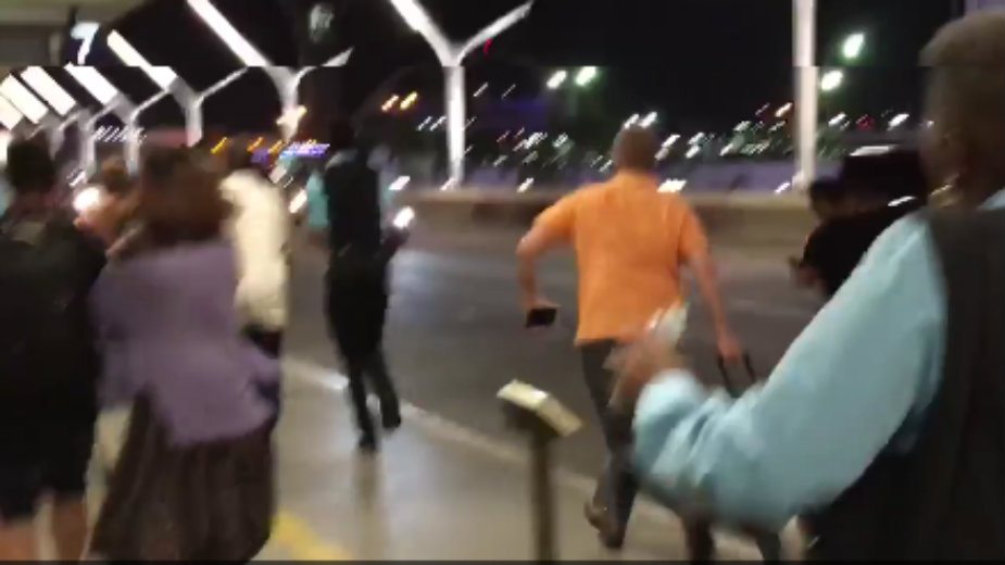 Paniku na aerodromu izazvao "Zoro" sa plastičnim mačem 1