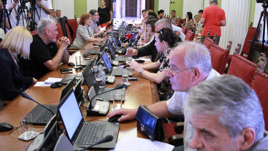 Tasovac i novinari oči u oči u parlamentu 1