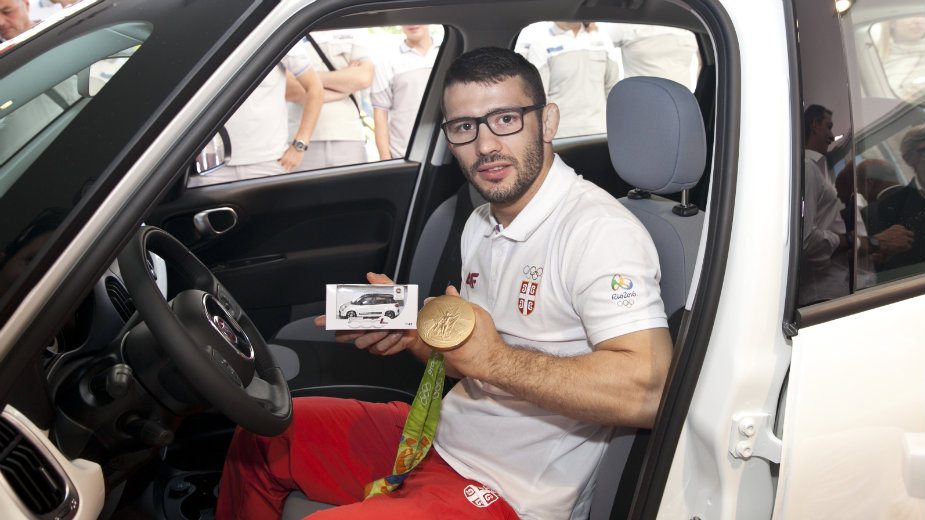 Automobili FIAT 500L za Štefaneka i vaterpoliste 1