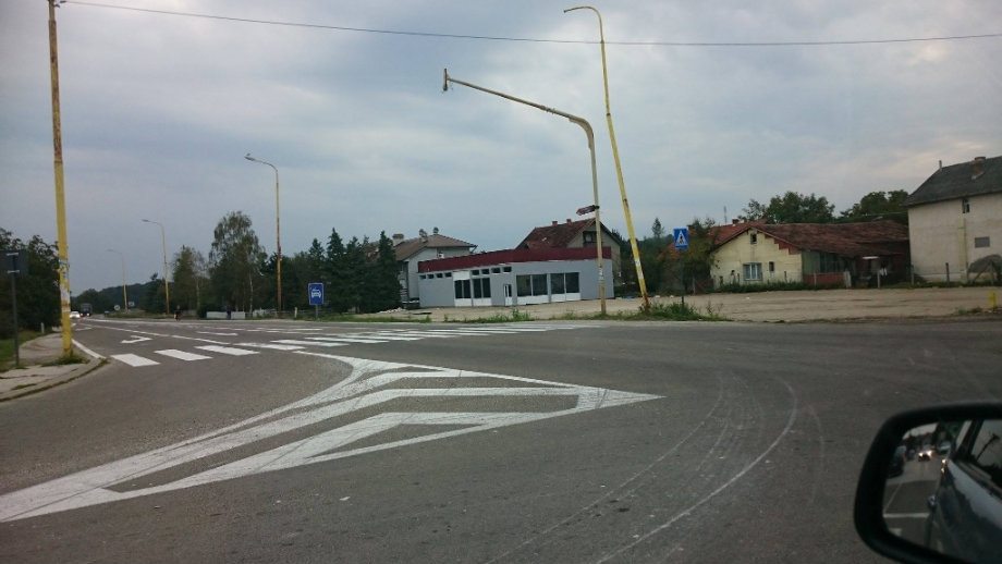 Prelaz preko autoputa gde svakodnevno deca idu u skolu 1 Prelaz preko autoputa gde svakodnevno deca idu u skolu 1