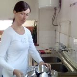 Kuvarica radi za platu od dve hiljade dinara 13