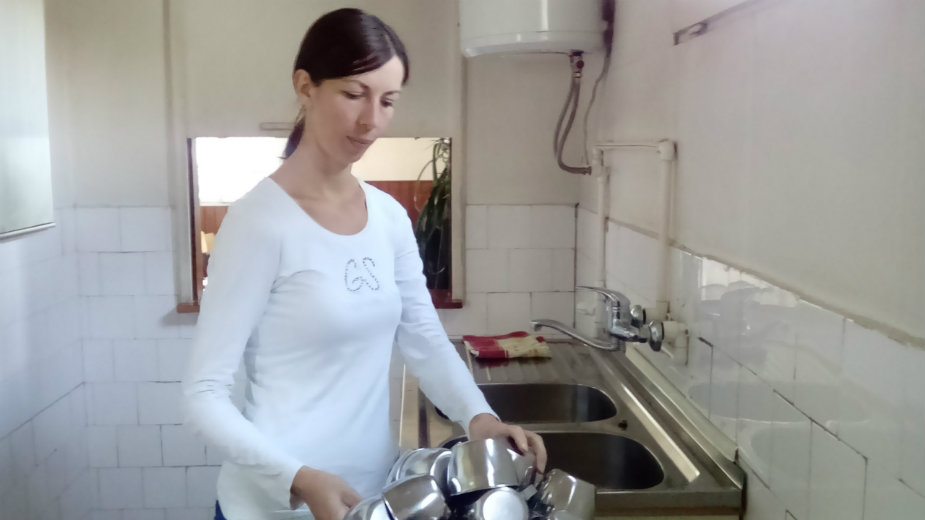 Kuvarica radi za platu od dve hiljade dinara 1 Kuvarica radi za platu od dve hiljade dinara 1