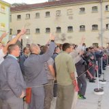 Grb za englesku kraljicu i šah za diplomate 2