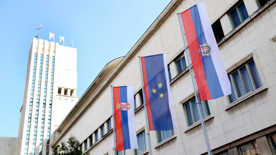 Istaknuta zastava Vojvodine na zgradi vlade 1