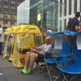 Mesto u redovima za novi „ajfon“ i 3.000 dolara 3